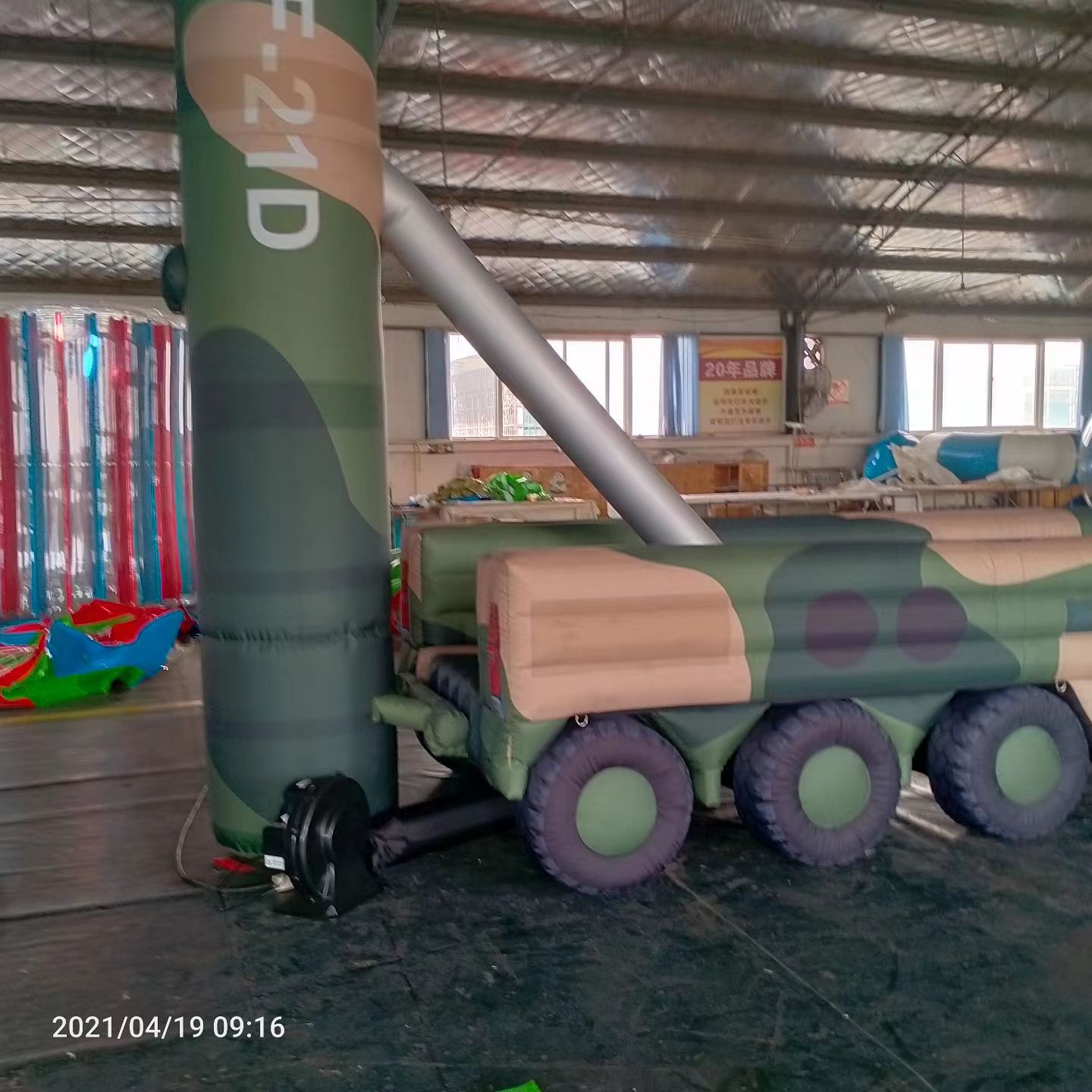 秦皇岛军事演习中的充气目标车辆：模拟发射车雷达车坦克飞机